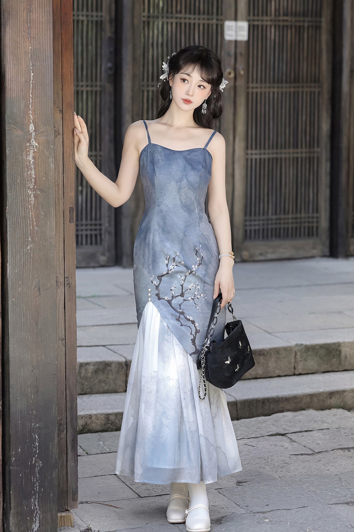 Weißes Pflaumen-Cheongsam-Oberteil- und Rock-Set
