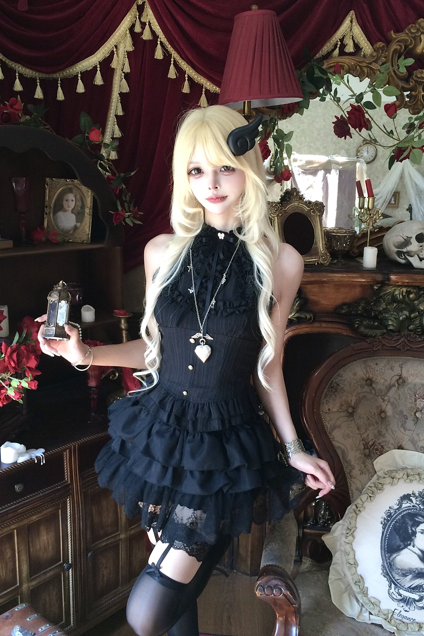 Schwarzes Gothic-Set mit Neckholder-Tanktop und Rüschen-Stufenrock