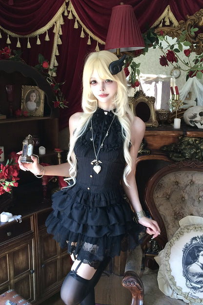 Schwarzes Gothic-Set mit Neckholder-Tanktop und Rüschen-Stufenrock