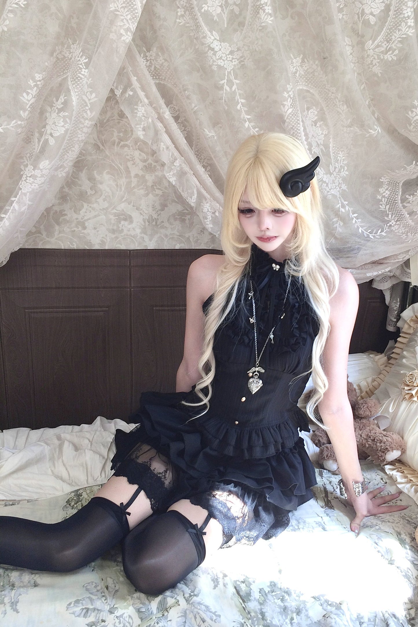 Schwarzes Gothic-Set mit Neckholder-Tanktop und Rüschen-Stufenrock