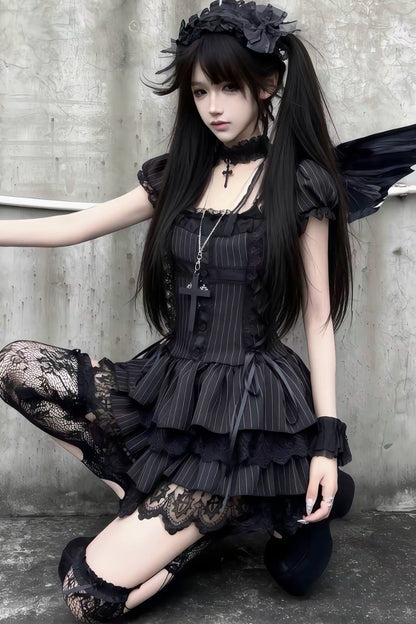 Gestreiftes Spitzenkleid mit Kreuz-Design