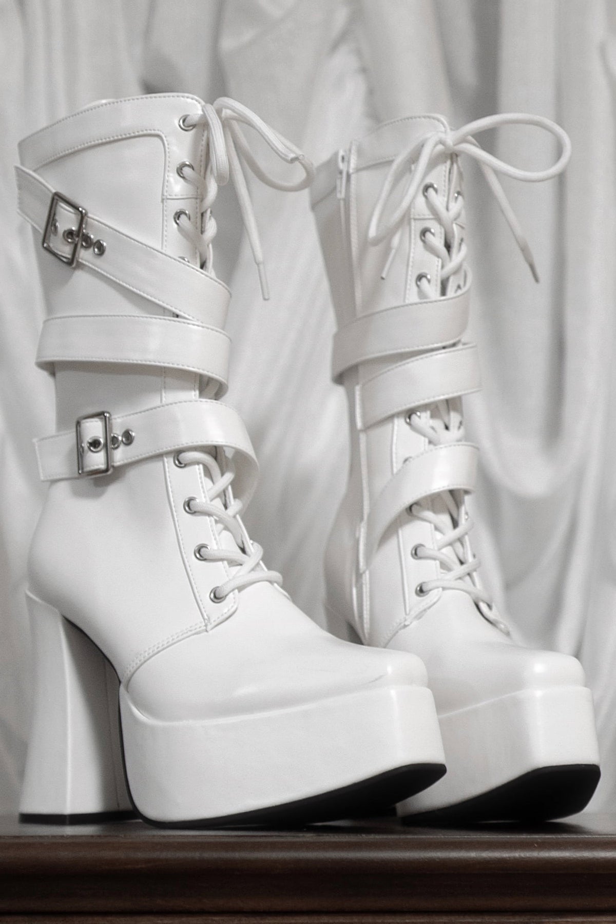 Bottes à plateforme à bout carré et brides croisées inversées