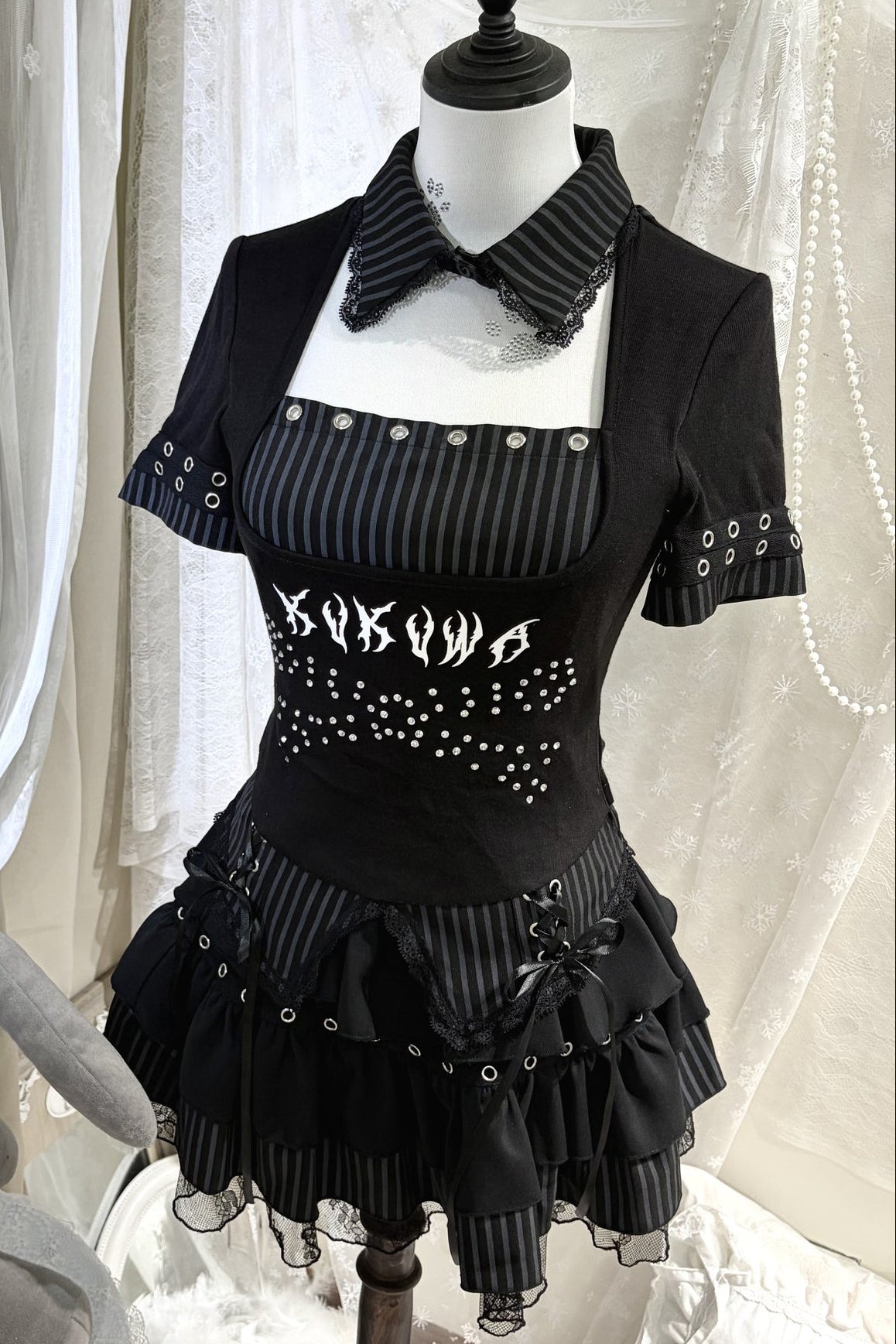 Gestreiftes Gothic-Oberteil mit Strass und Schnürrock-Set