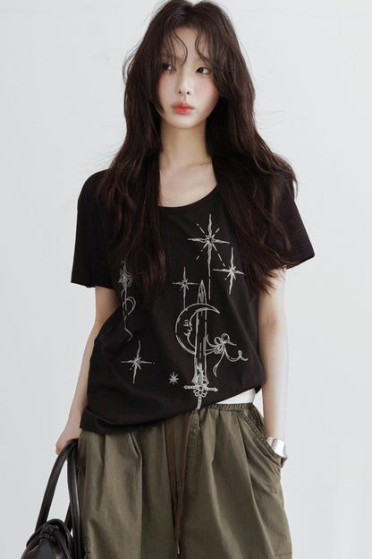 ブラック/ホワイトムーンソードグラフィックオフショルダーTシャツ