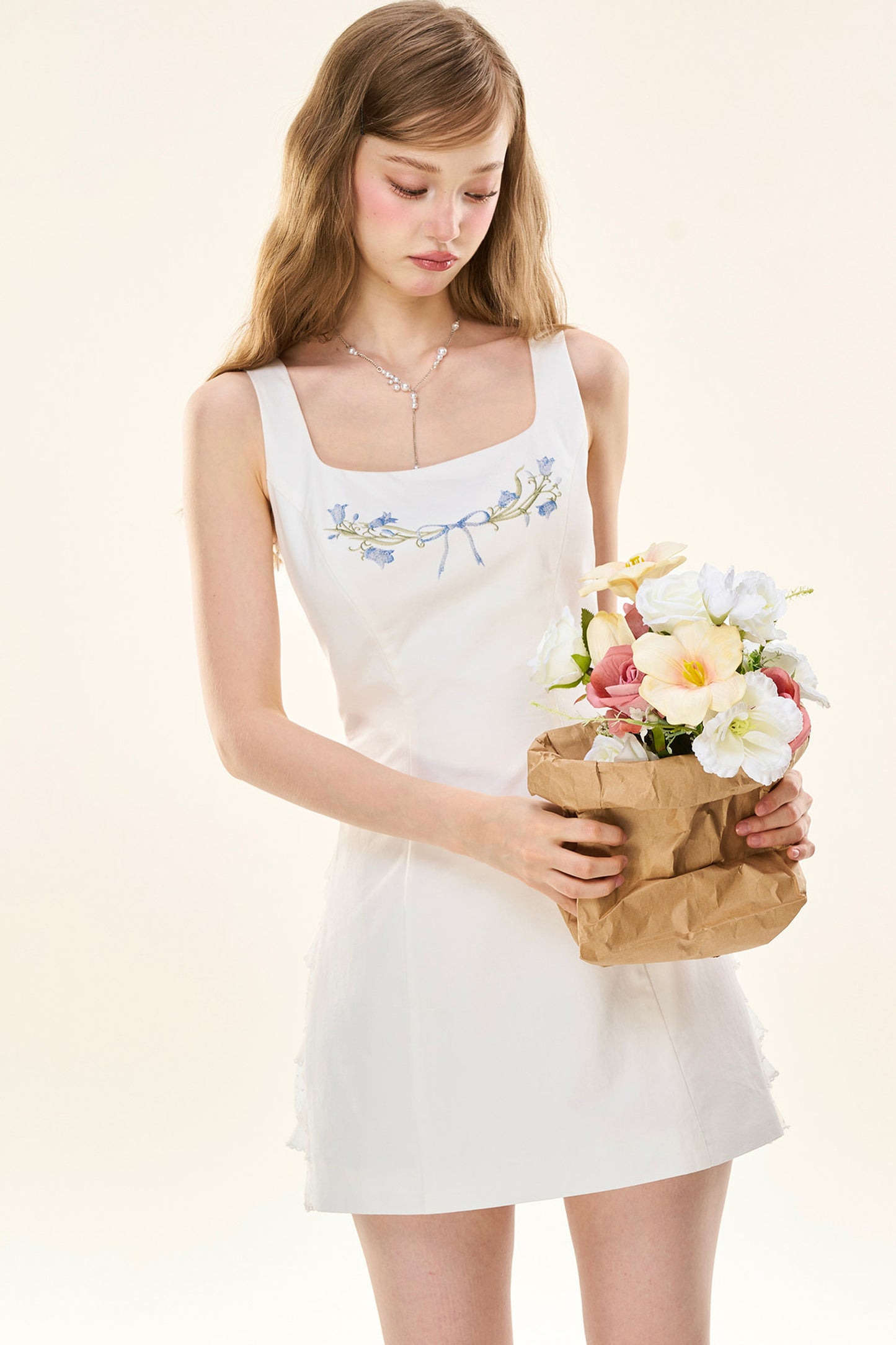 Französisches mädchenhaftes Kleid mit Blumenstickerei