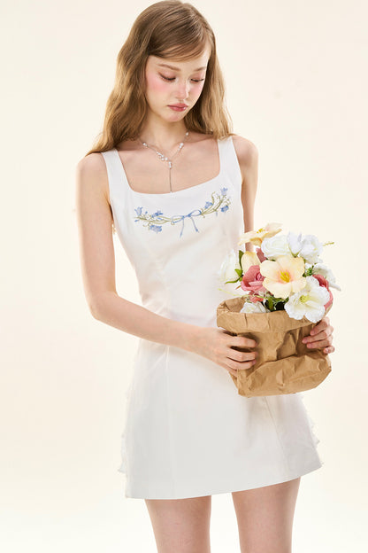 Französisches mädchenhaftes Kleid mit Blumenstickerei