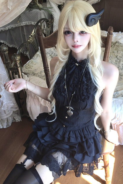 Schwarzes Gothic-Set mit Neckholder-Tanktop und Rüschen-Stufenrock