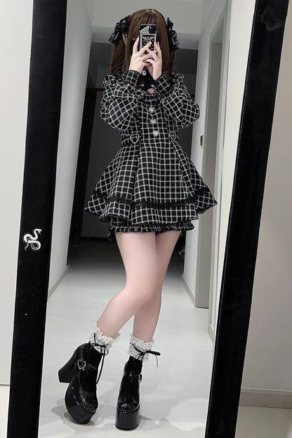 Vestido oscuro de cuadros estilo jirai + pantalones cortos