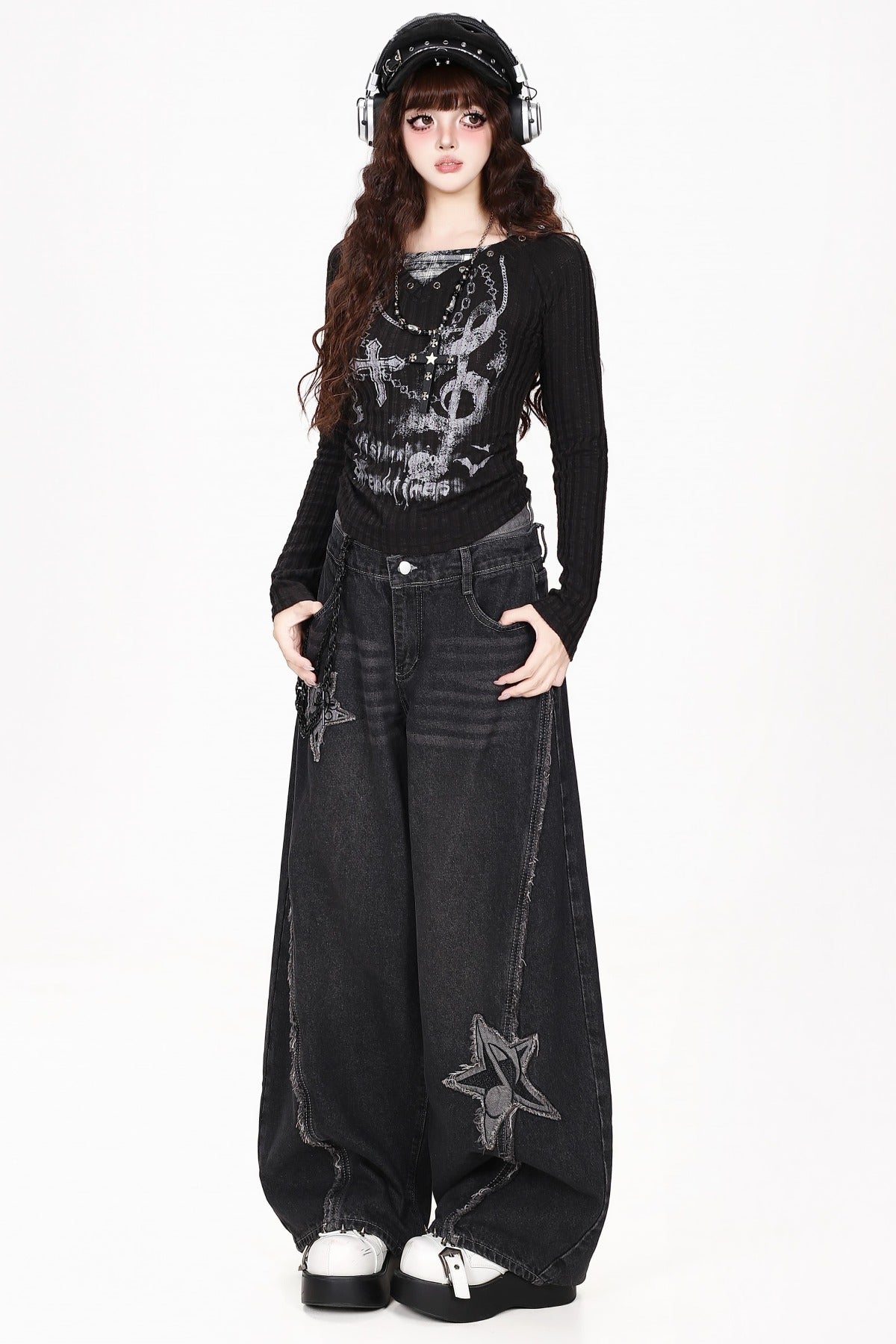 Gewaschene Jeans mit Sternaufnäher und weitem Bein