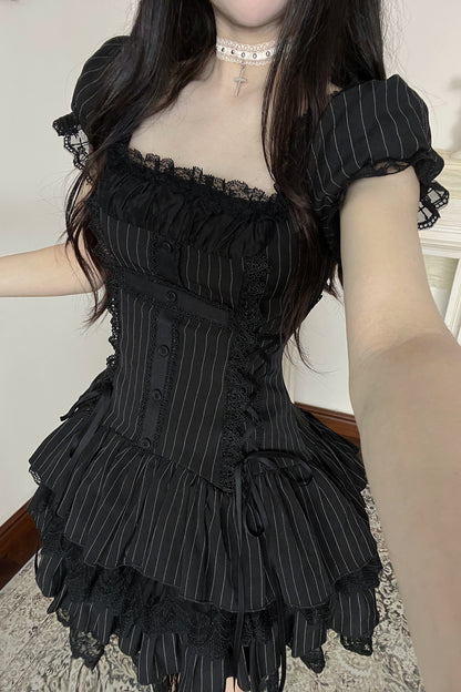 Gestreiftes Spitzenkleid mit Kreuz-Design