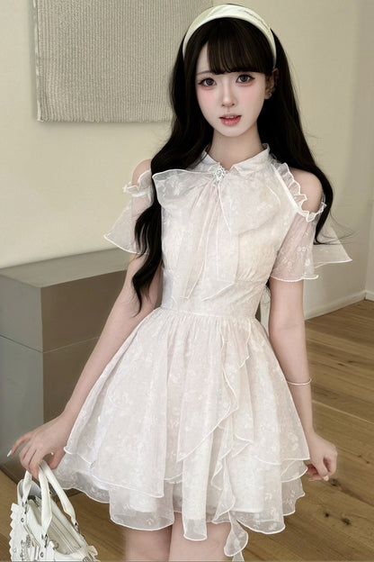 Schulterfreies Blumenkleid mit asymmetrischem Saum