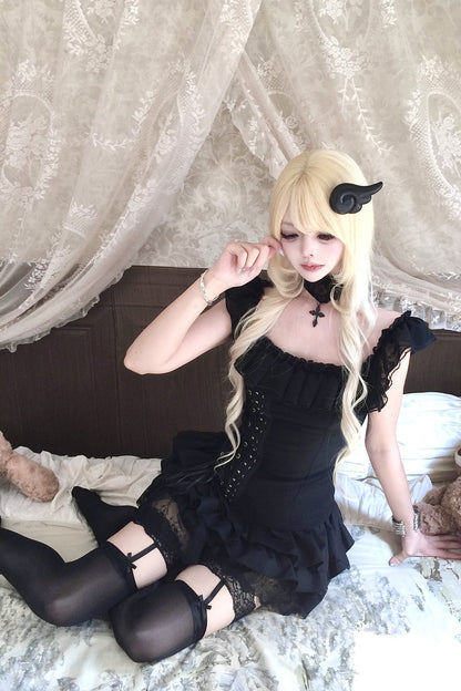 Schwarzes Gothic-Spitzen-Set aus schulterfreiem Oberteil mit Schnürung am Rücken und Rock