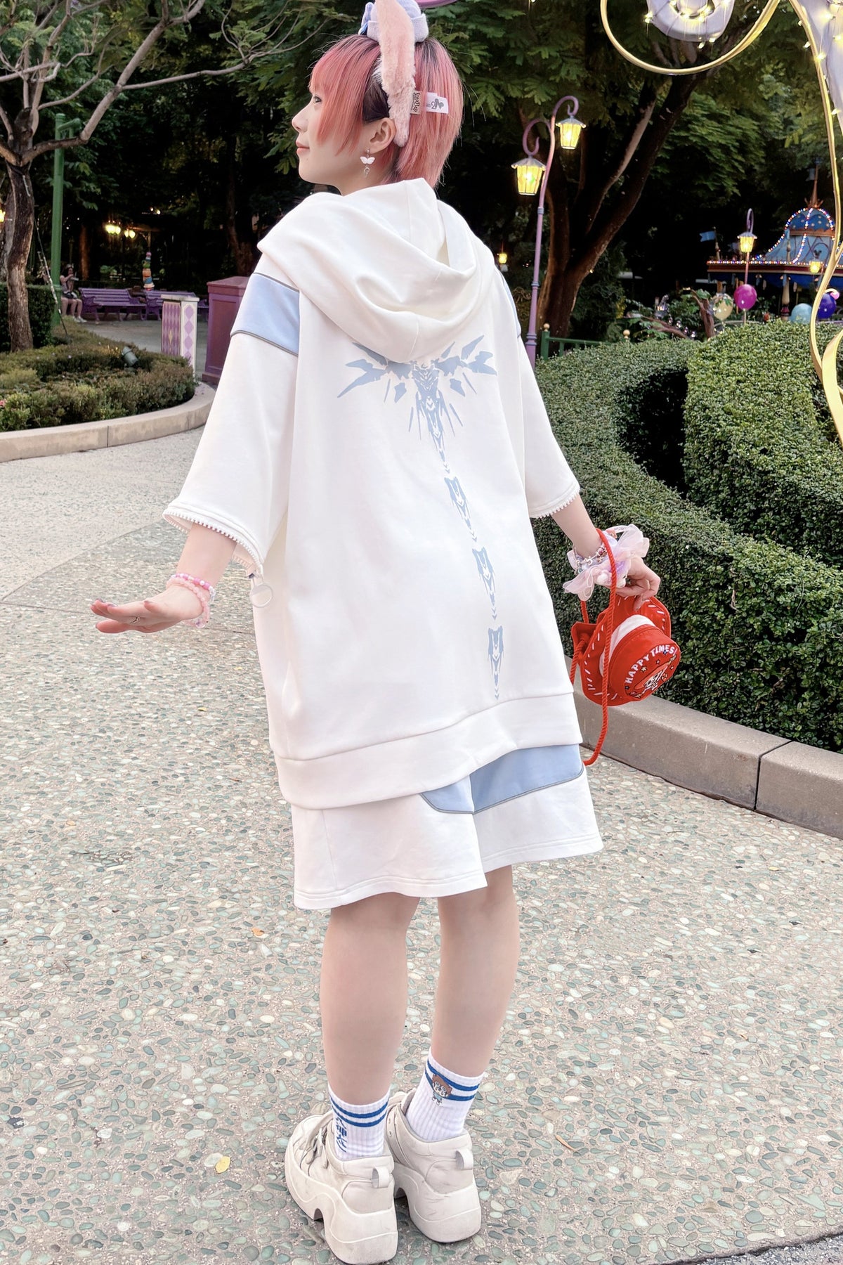 Set aus Kapuzen-Sweatshirt-Jacke und Shorts