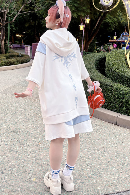 Set aus Kapuzen-Sweatshirt-Jacke und Shorts