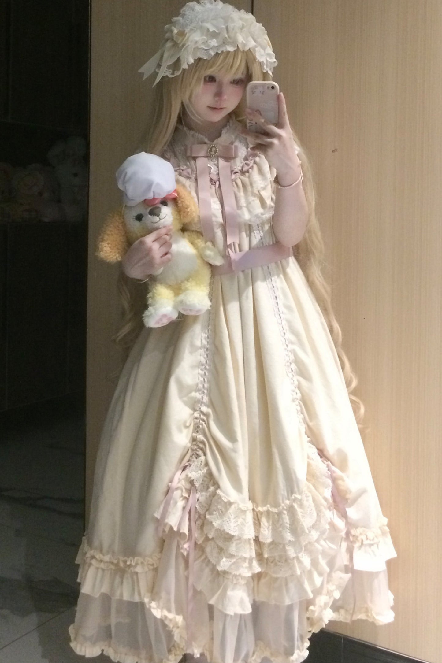 Milchtee-rosa Lolita-Kleid mit Puppen-Rüschen