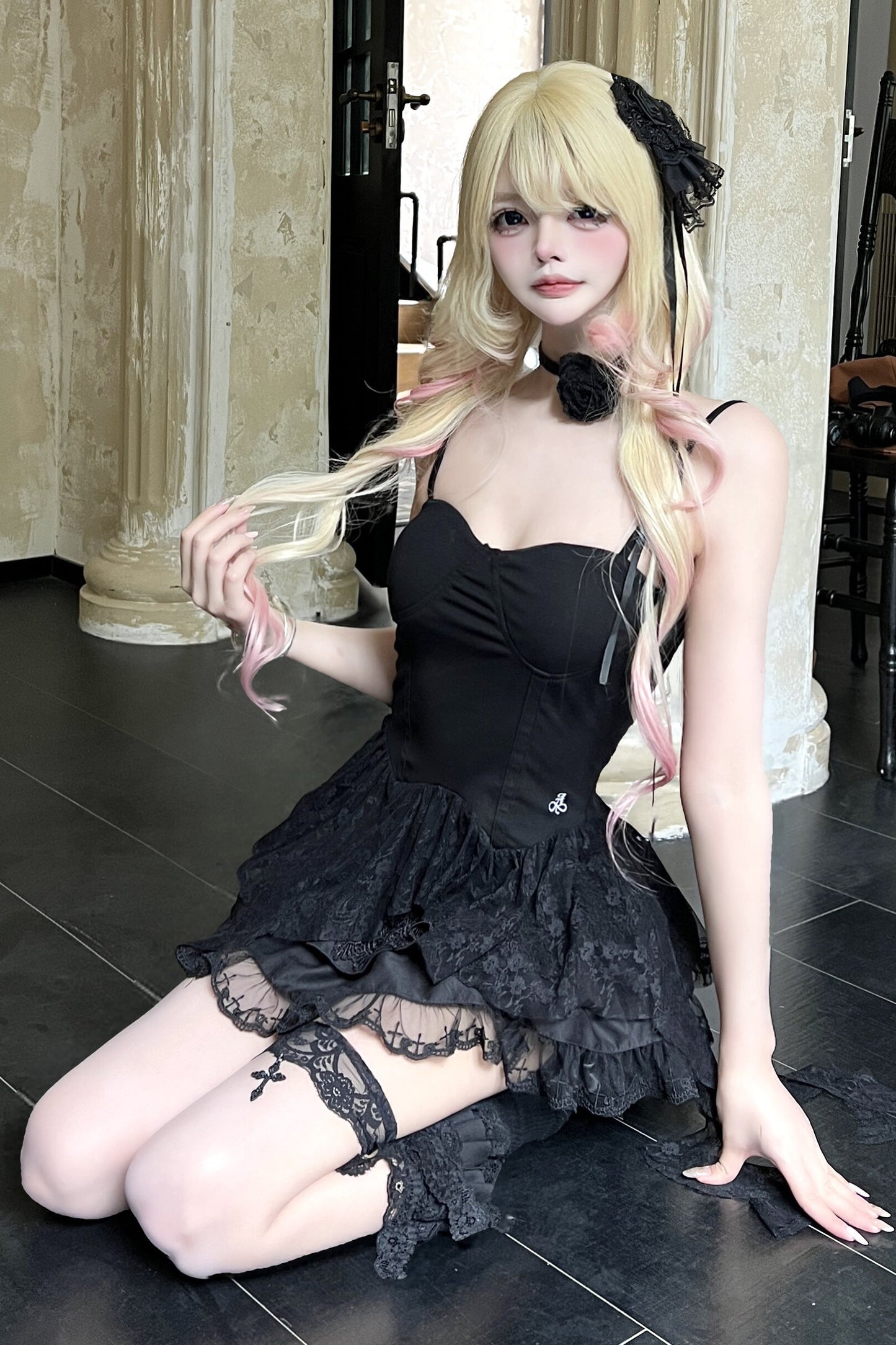 Schwarzes Spitzen-Tube-Top-Kleid mit freiem Rücken und Bindeband