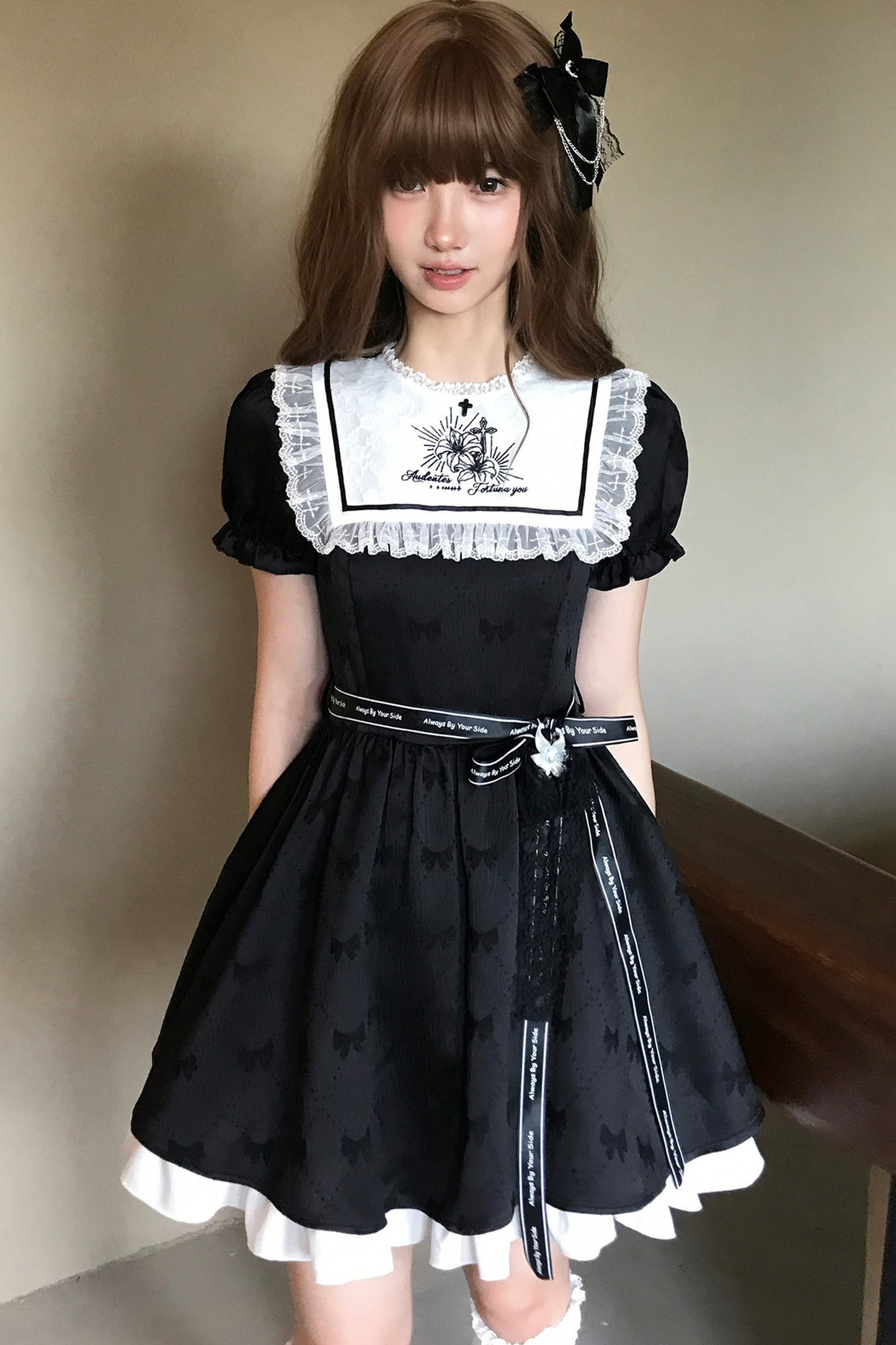 Schwarz-weißes Kleid mit Narzissenstickerei