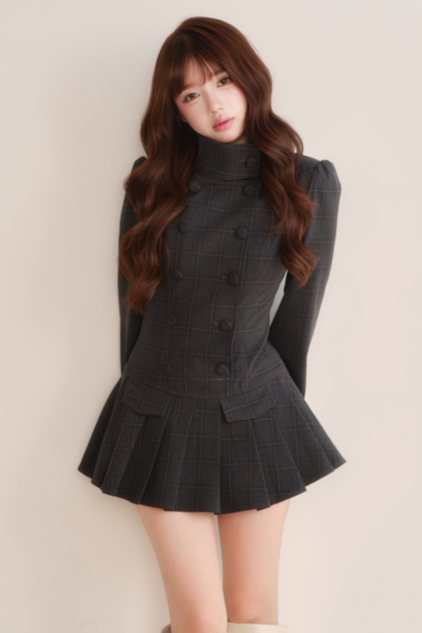 Completo abito trench plissettato a collo alto