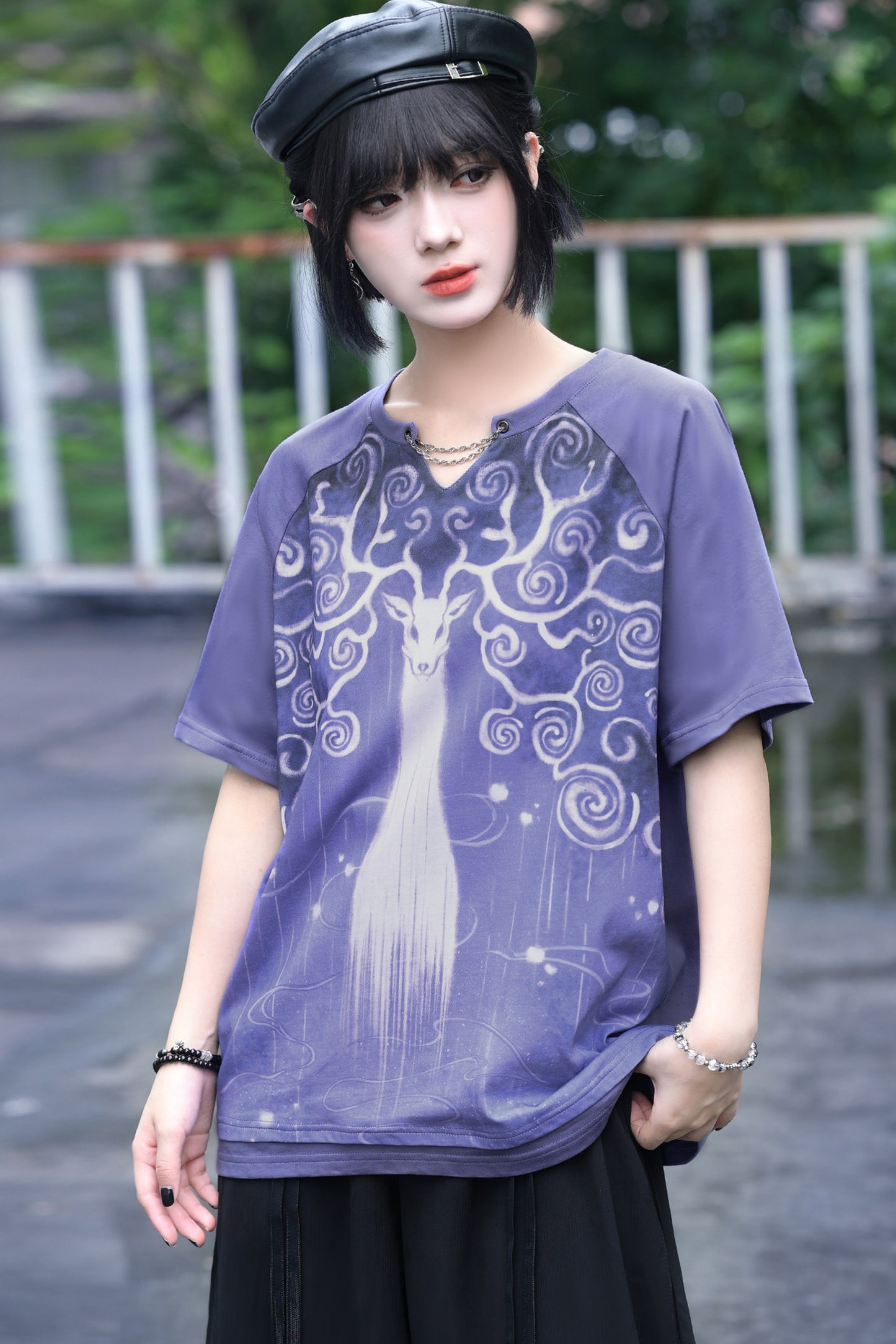Lila Grafik-T-Shirt mit Fantasiehirsch