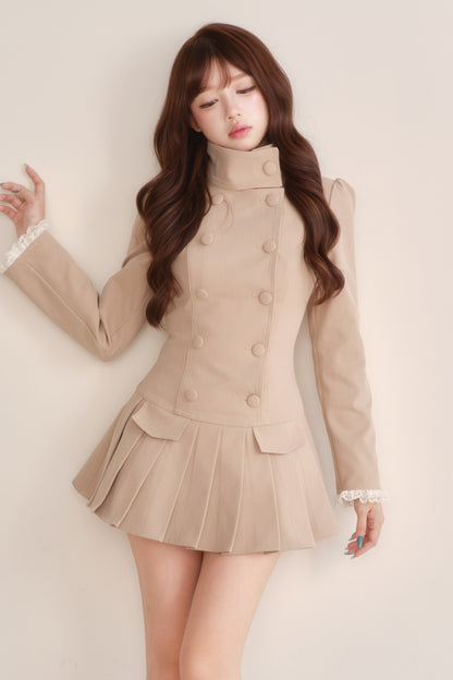 Completo abito trench plissettato a collo alto