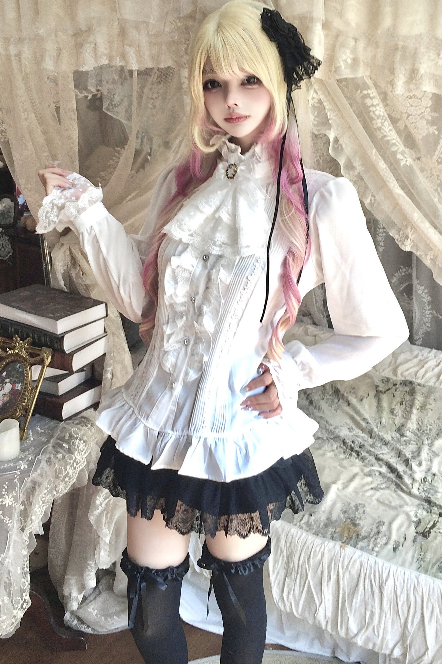 Completo top bianco in pizzo con volant e gonna nera