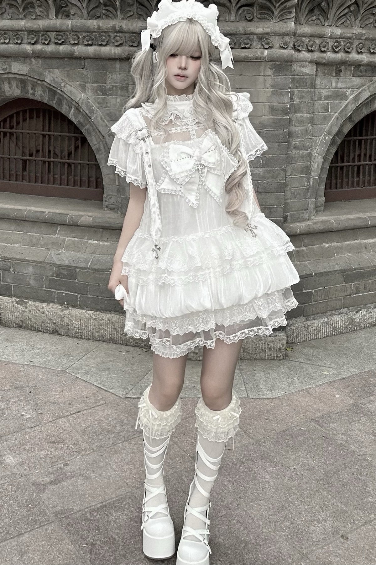 Ensemble robe à lacets croisés et boutons floraux