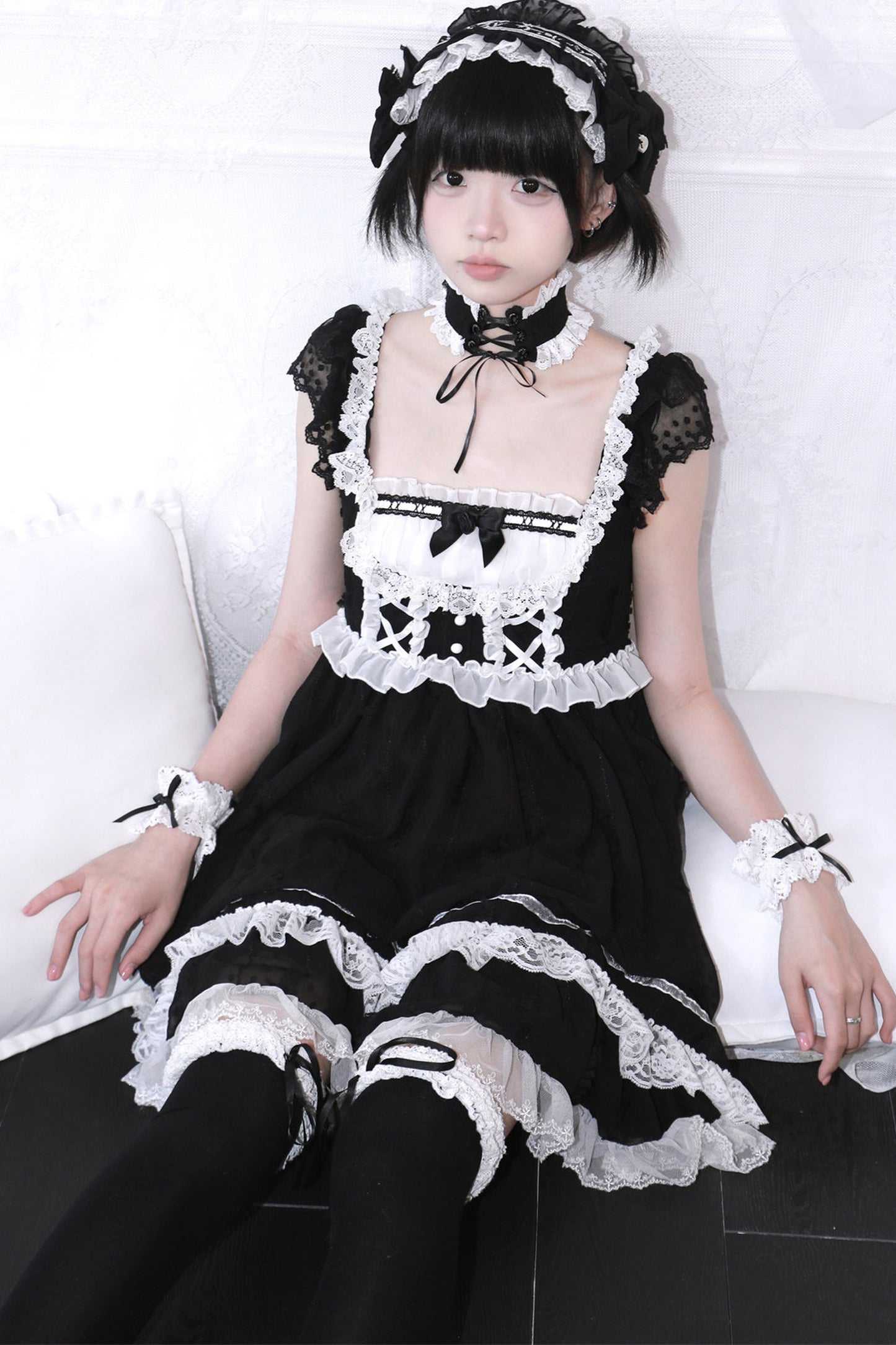 Puppenhaftes Ballonkleid mit Schleife und Spitze + eng anliegendes Halsband + Kopfschmuck