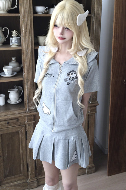 Set aus Kapuzen-Strickjacke mit Kätzchenstickerei und Faltenrock