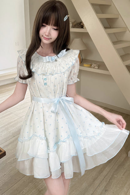 Gepunktetes Kleid mit Spitzenkragen und Bindegürtel