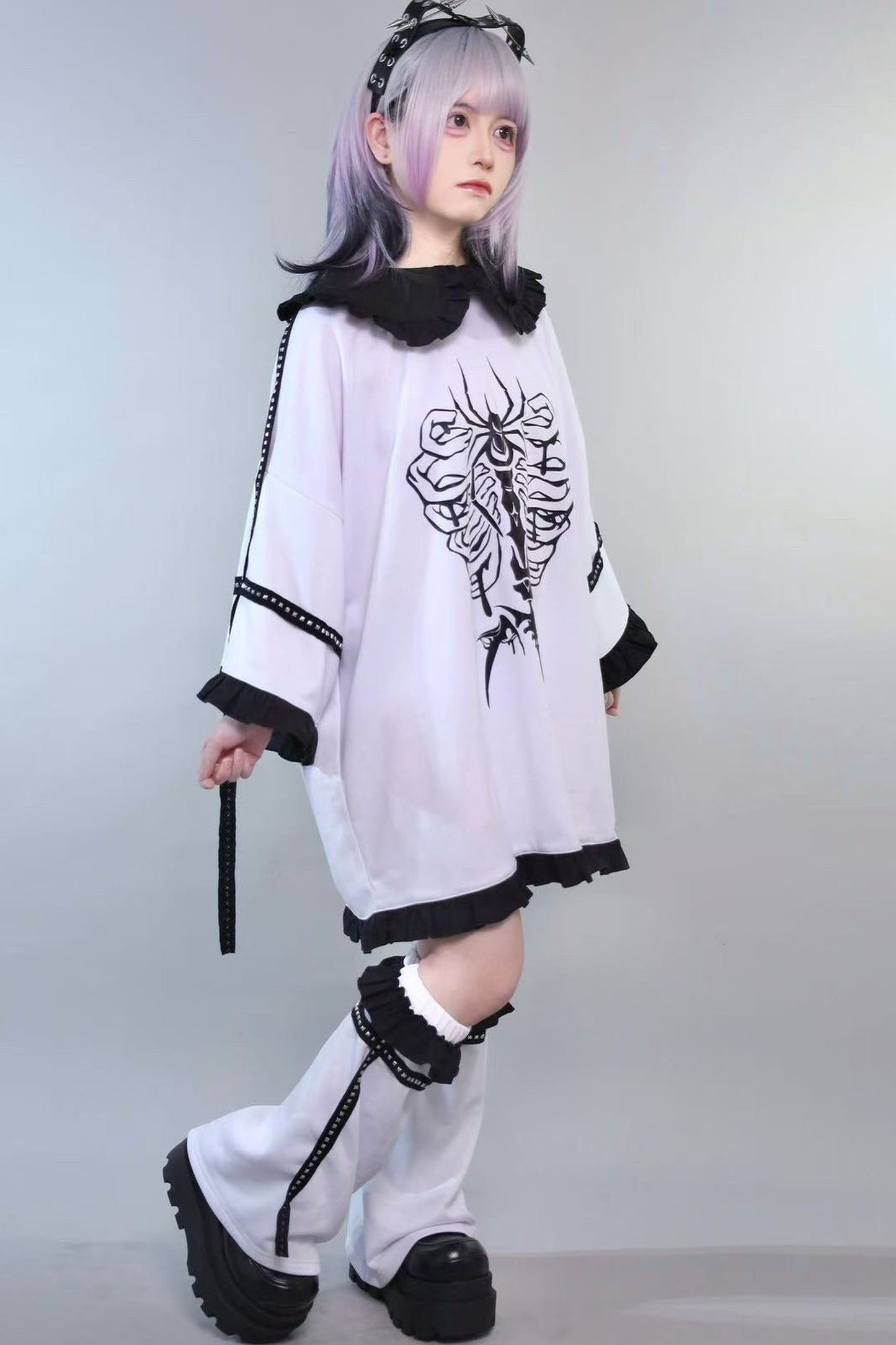 Langes Subkultur-T-Shirt mit Knochen- und Spinnenmotiv + Beinstulpen