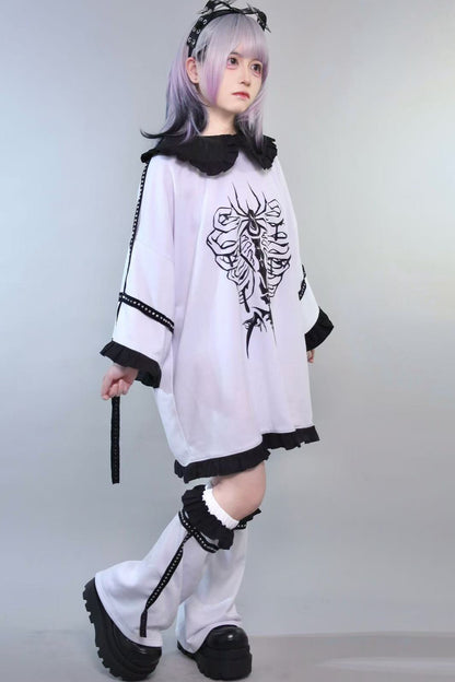 Langes Subkultur-T-Shirt mit Knochen- und Spinnenmotiv + Beinstulpen