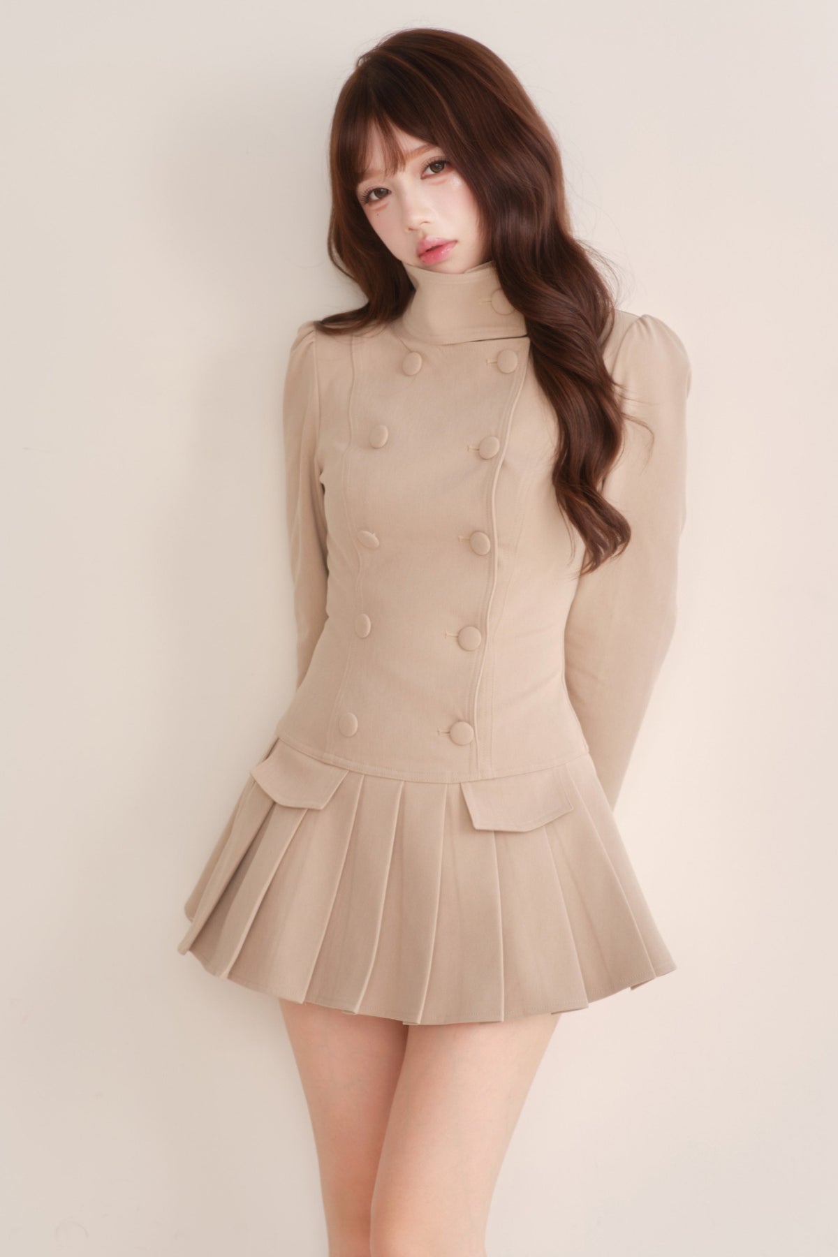 Completo abito trench plissettato a collo alto