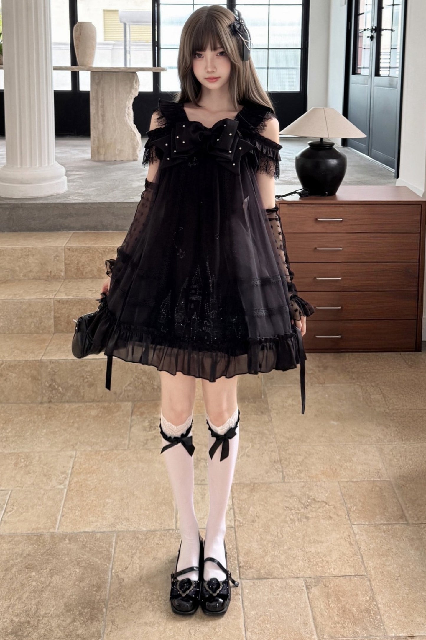 Vestido gótico con lazo de perlas y tirantes cruzados