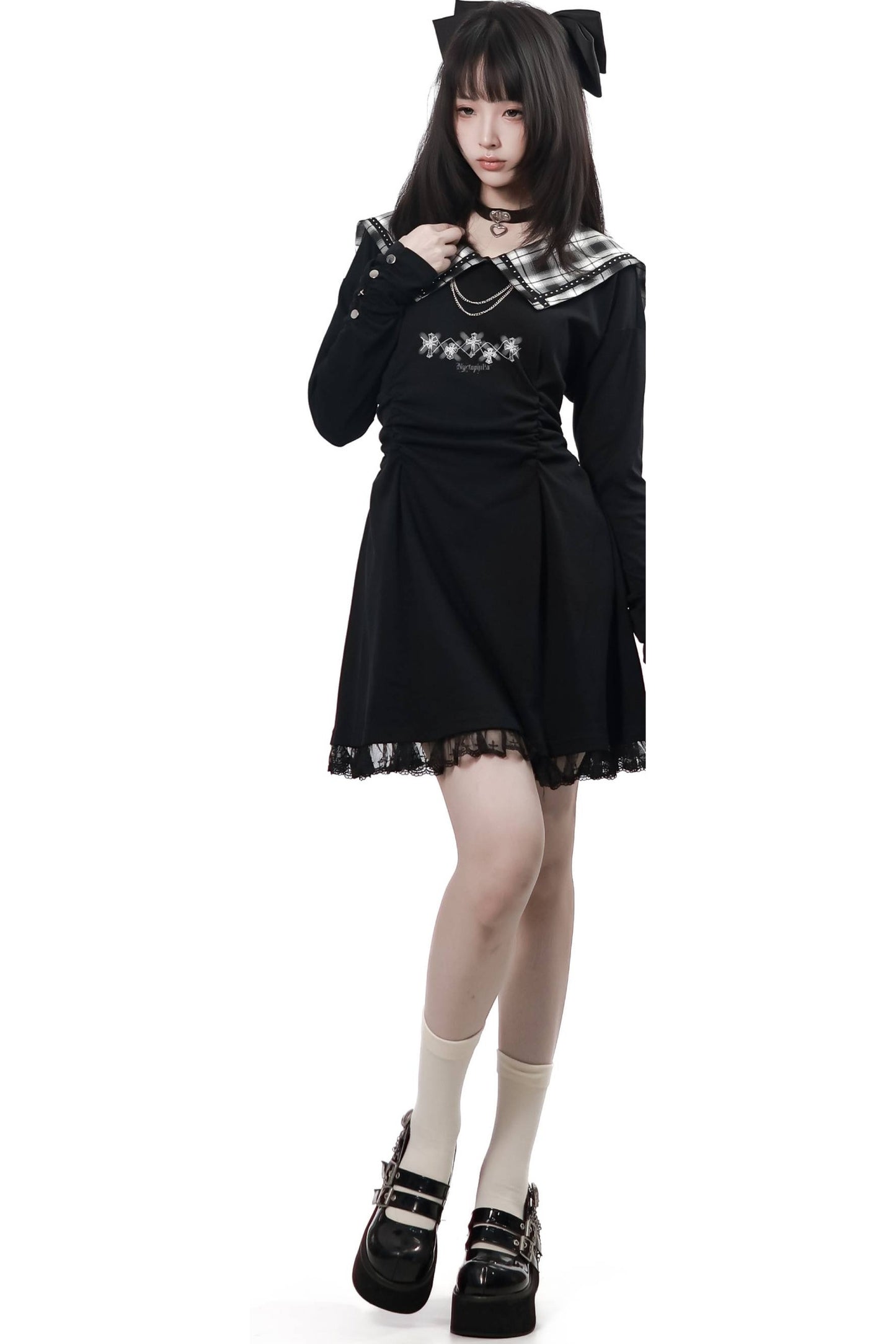 Langes schwarzes Plisseekleid mit kariertem Kragen