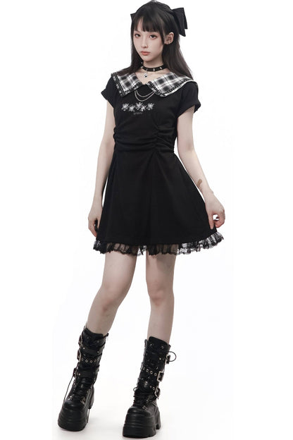 Langes schwarzes Plisseekleid mit kariertem Kragen