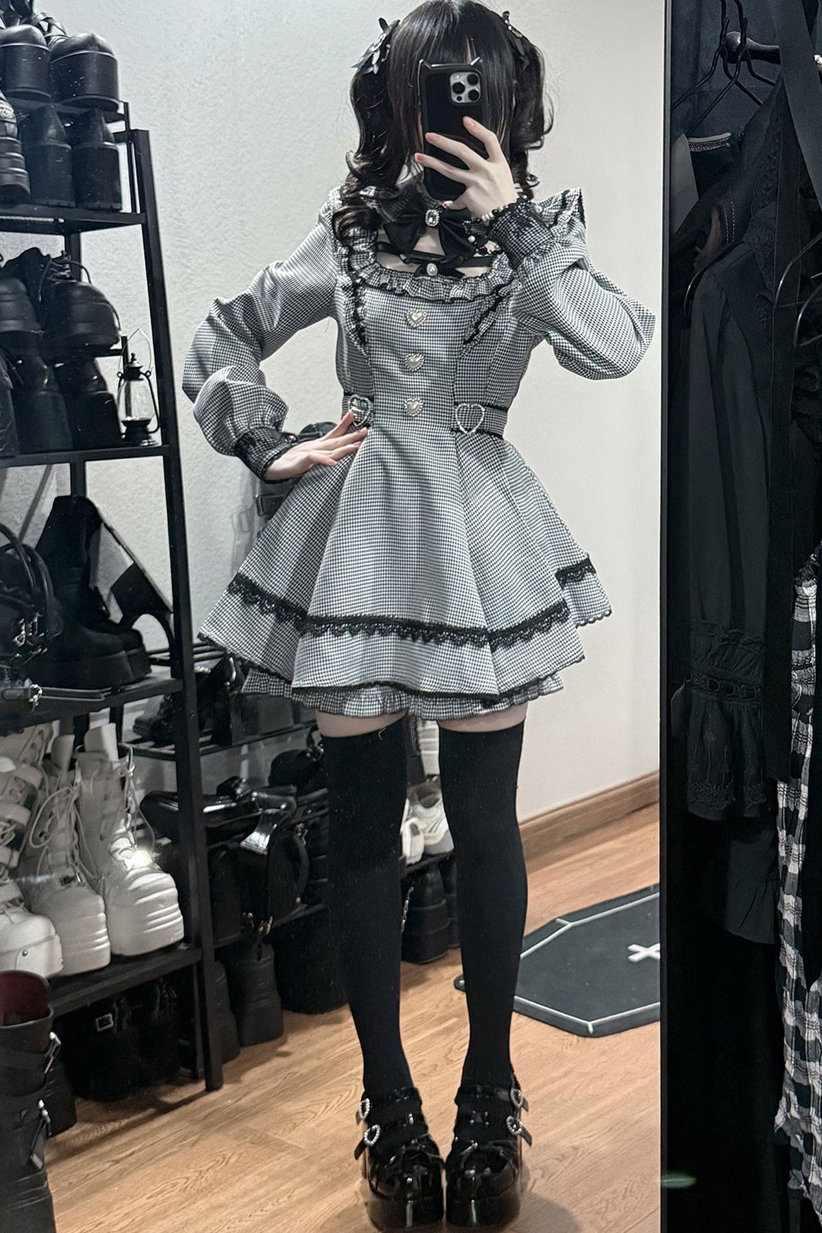 Vestido oscuro de cuadros estilo jirai + pantalones cortos