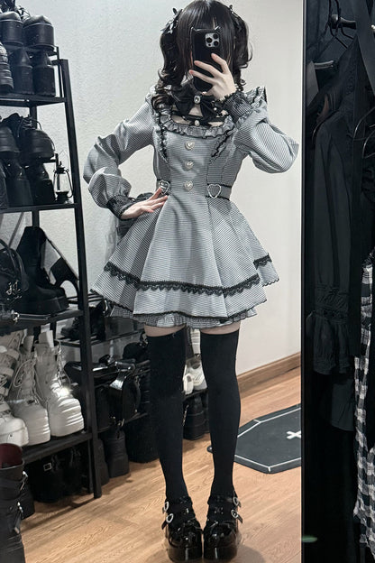 Vestido oscuro de cuadros estilo jirai + pantalones cortos