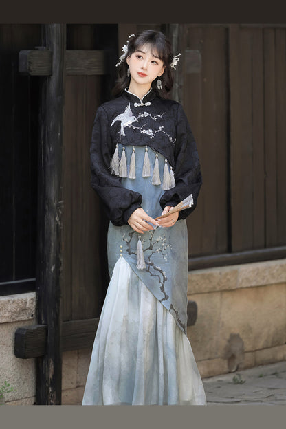 Weißes Pflaumen-Cheongsam-Oberteil- und Rock-Set