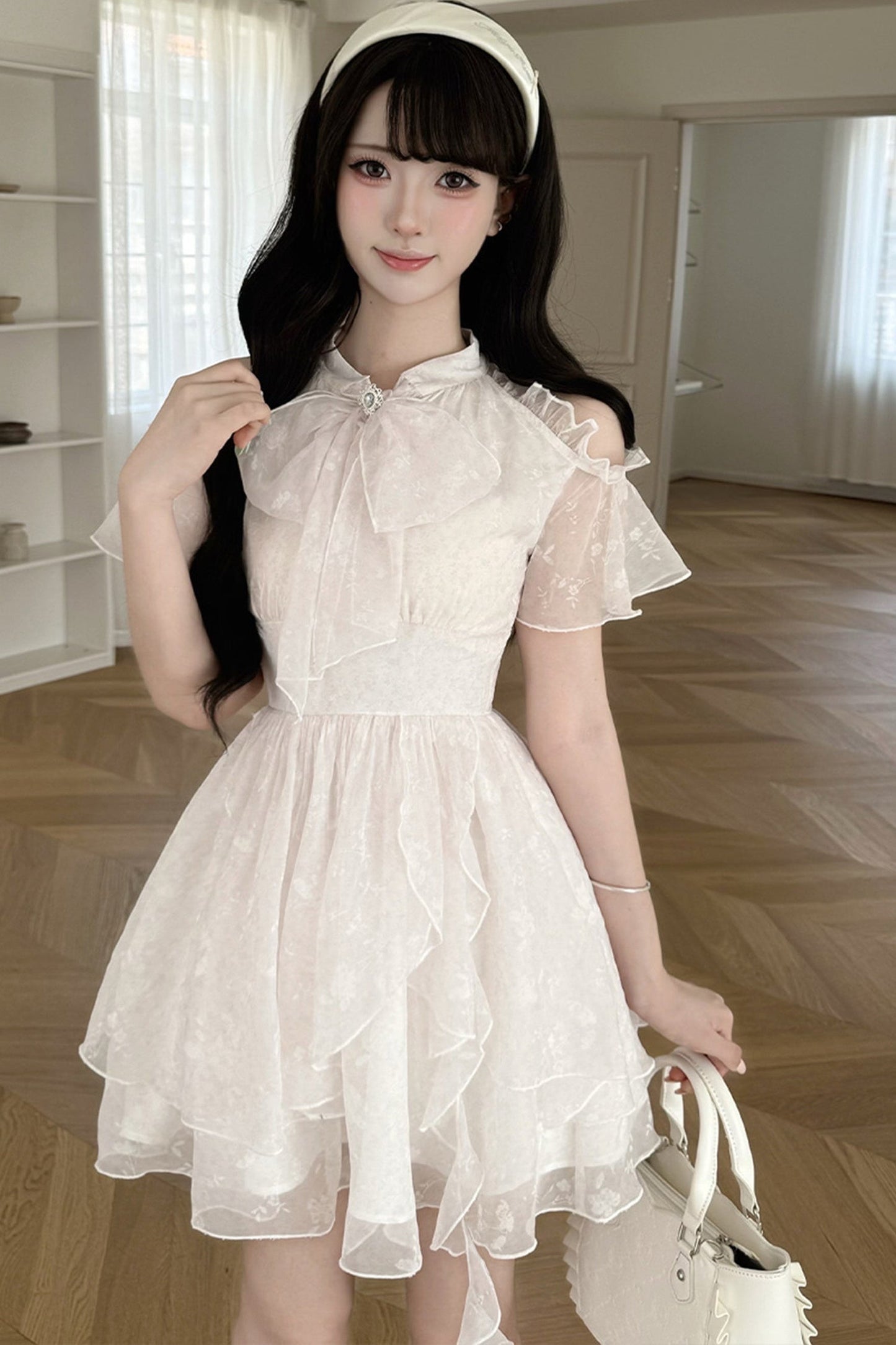 Schulterfreies Blumenkleid mit asymmetrischem Saum