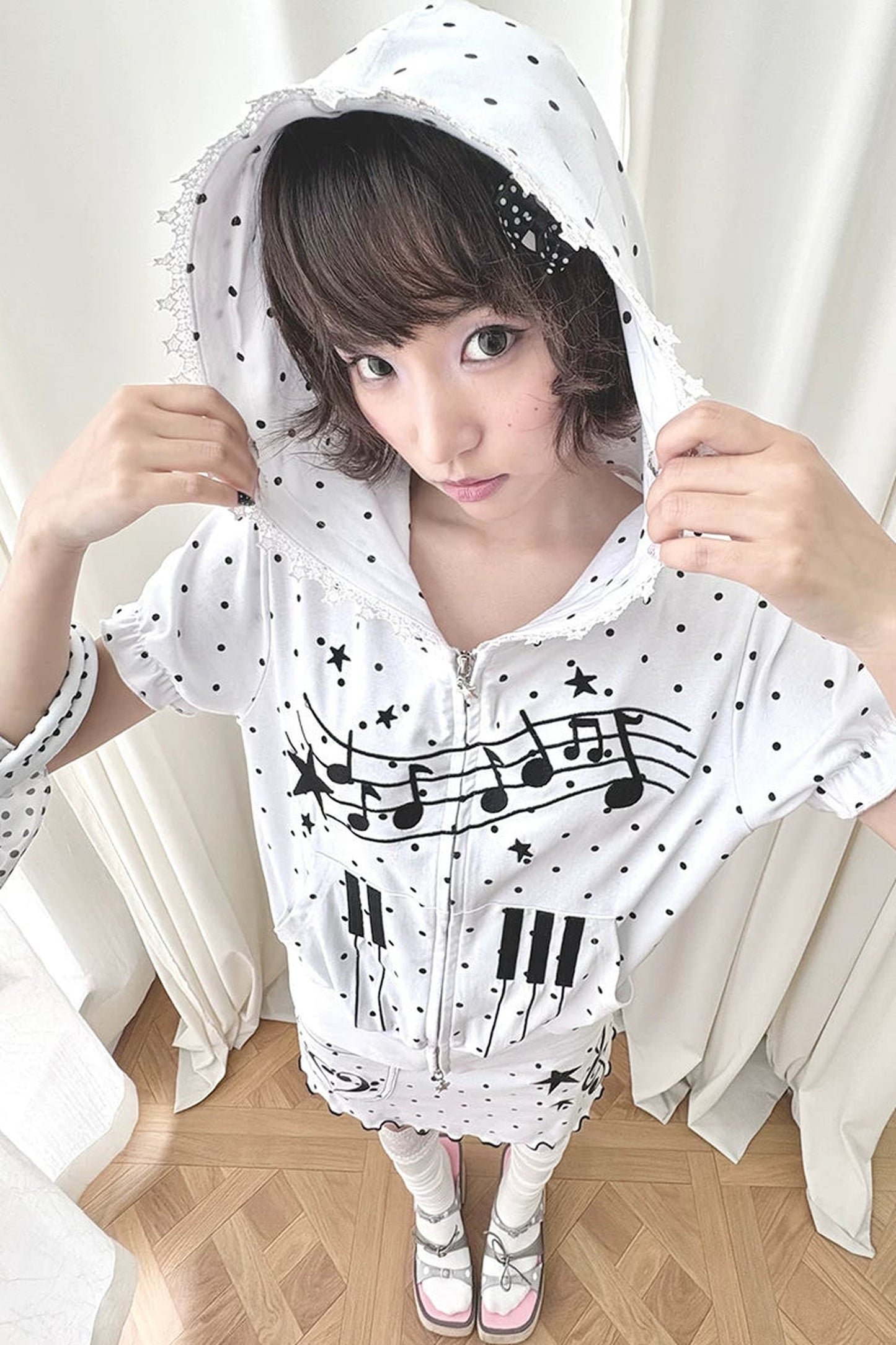Sweat à capuche à pois avec notes de musique et clavier