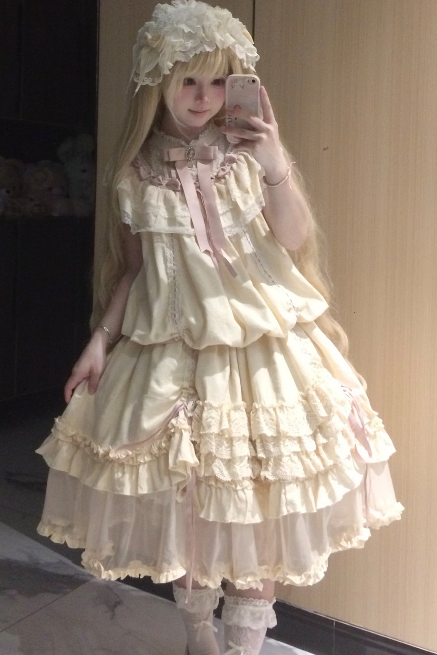 Milchtee-rosa Lolita-Kleid mit Puppen-Rüschen
