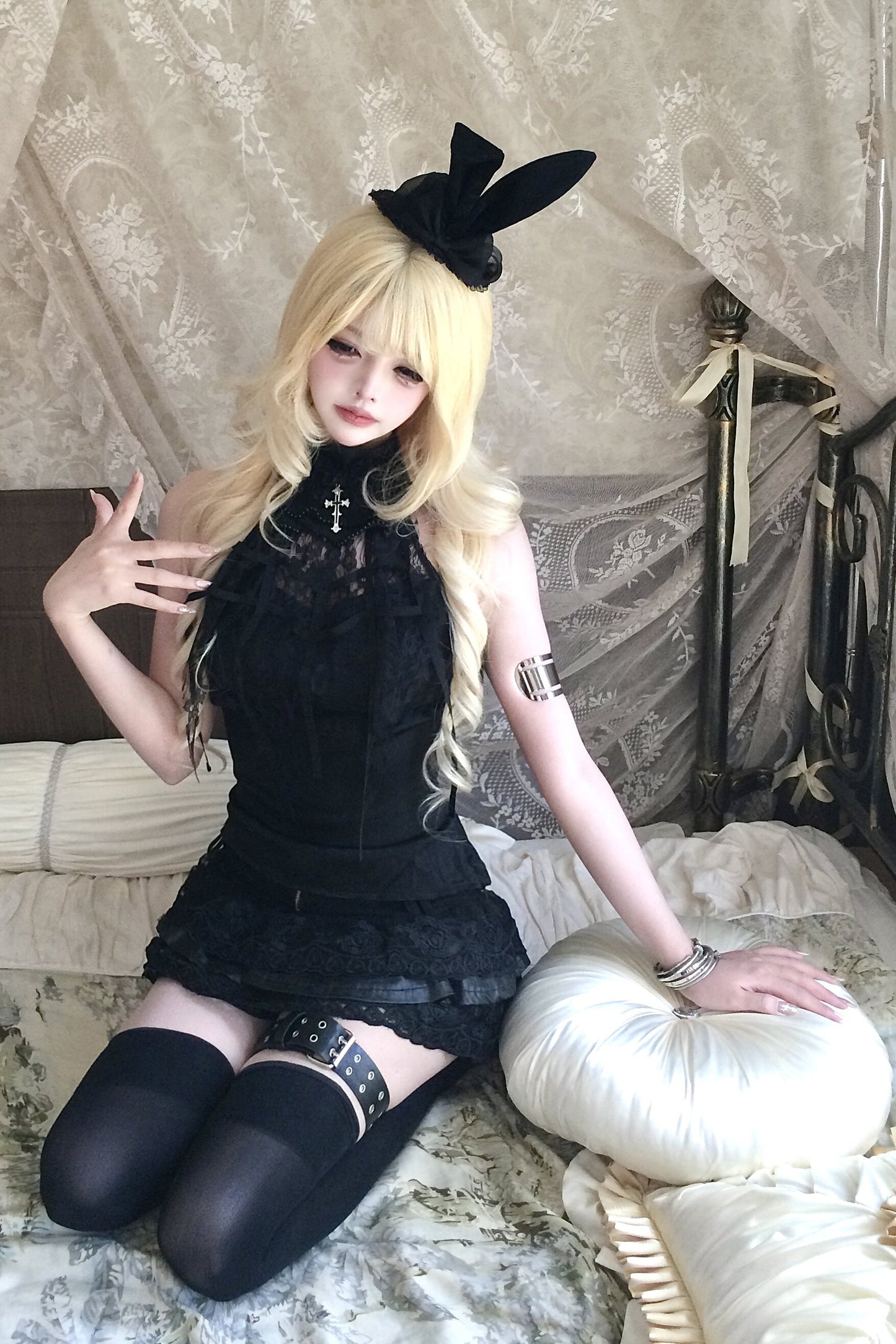 Schwarzes Set aus Spitzen-Neckholder-Oberteil mit Aussparungen und Minirock