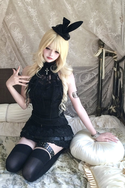 Schwarzes Set aus Spitzen-Neckholder-Oberteil mit Aussparungen und Minirock