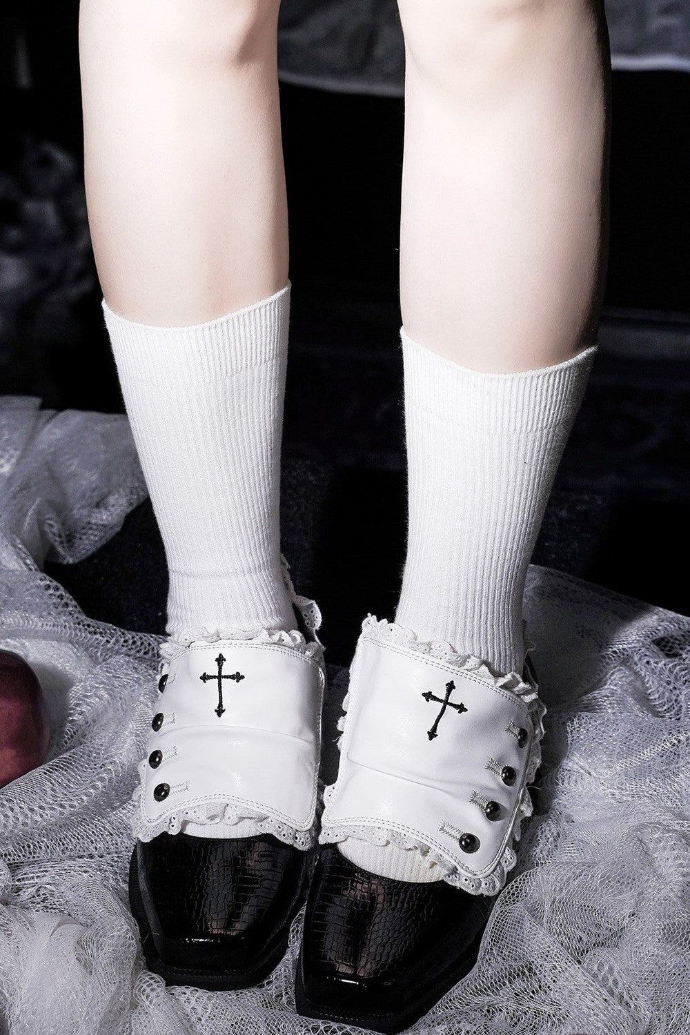 [Reservierungsschluss 24. Mai] Gothic-Lolita-Prinzenschuhe mit Spitzenbesatz und Kreuzdetail