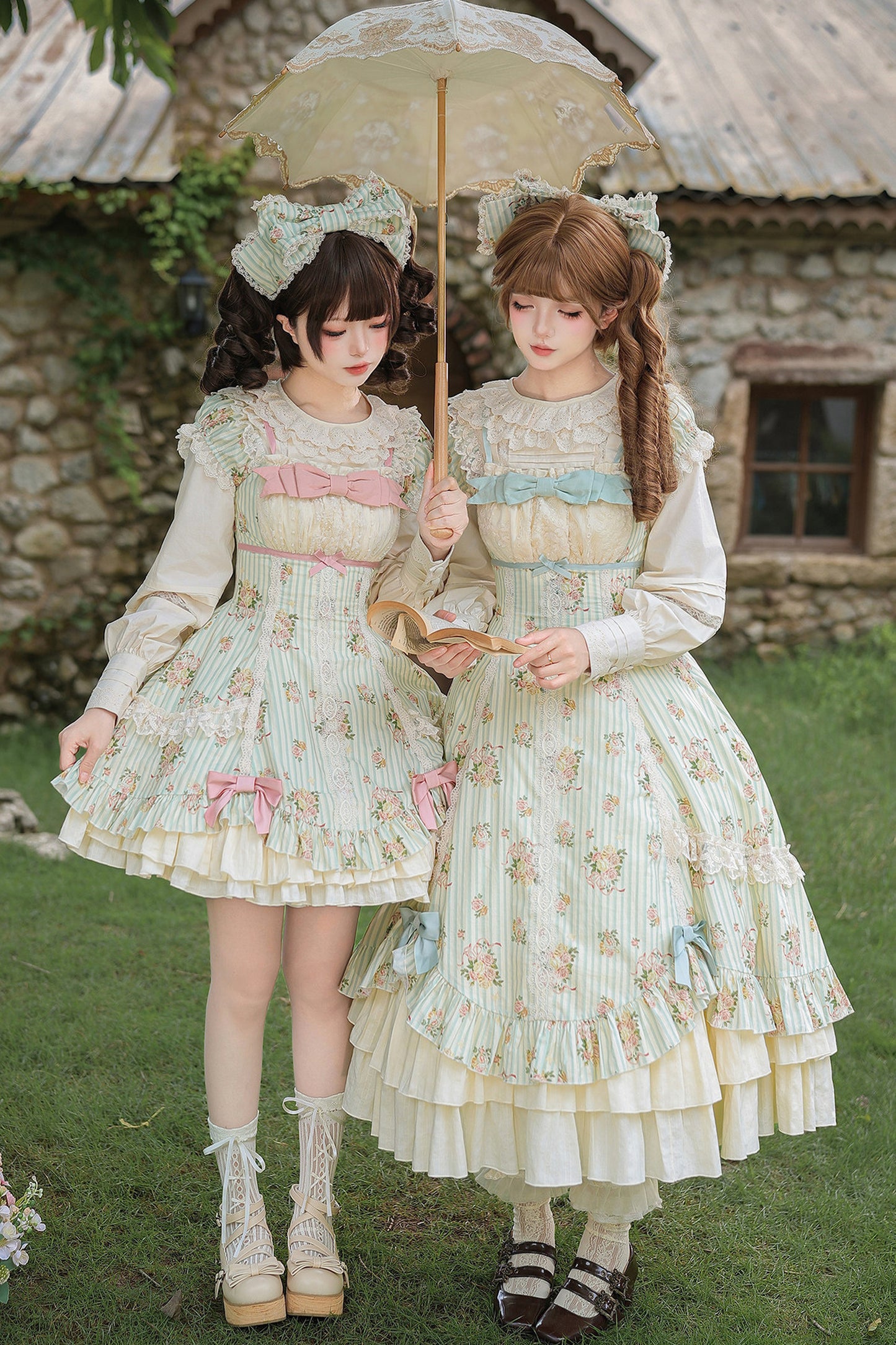 Conjunto coordinado de vestido con estampado de rosas y falda de doble volante