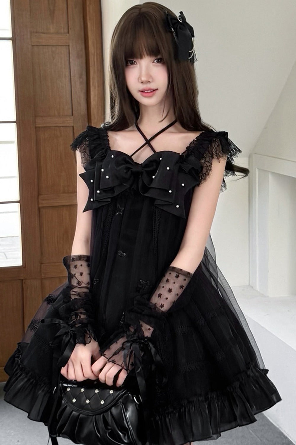 Vestido gótico con lazo de perlas y tirantes cruzados