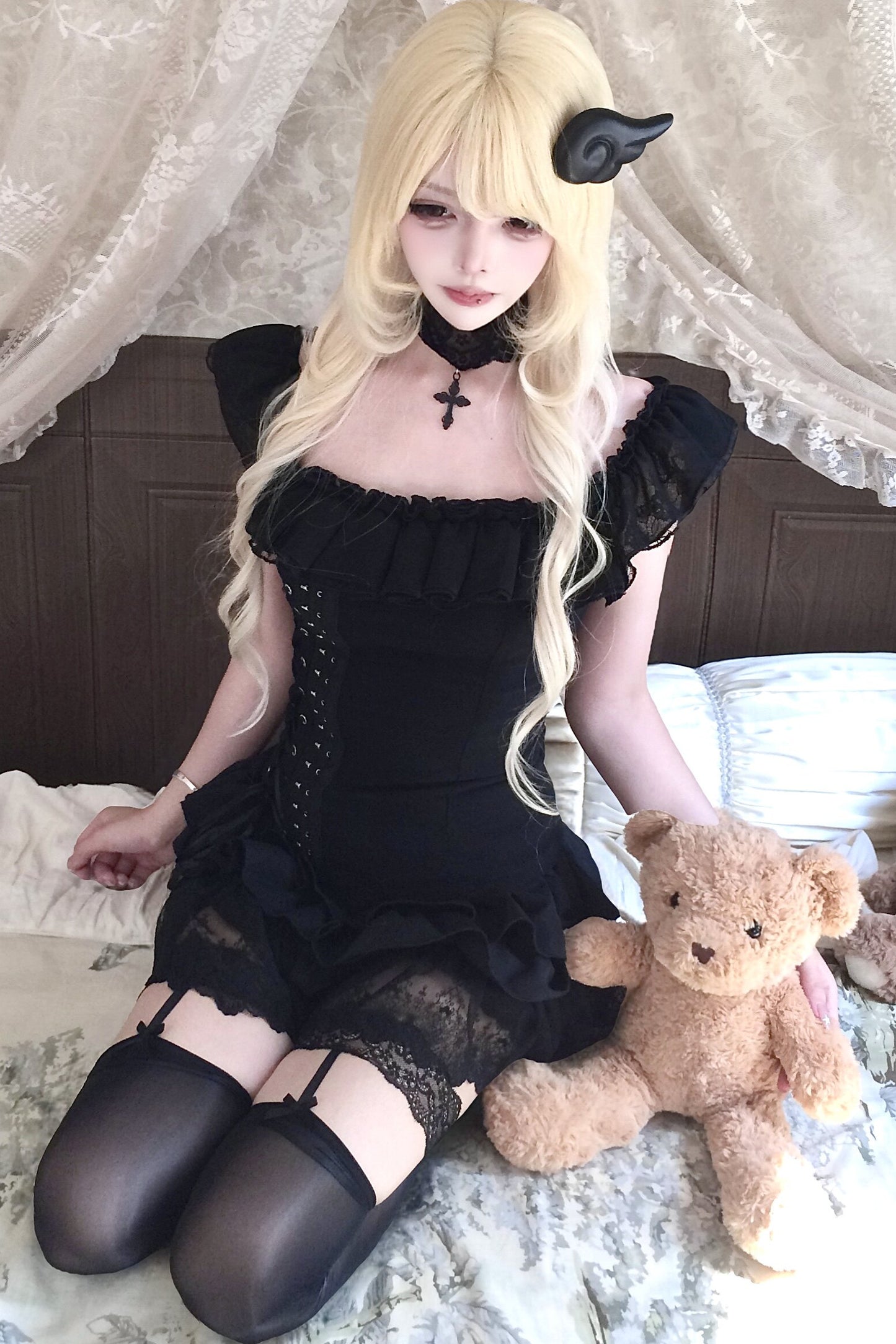 Schwarzes Gothic-Spitzen-Set aus schulterfreiem Oberteil mit Schnürung am Rücken und Rock
