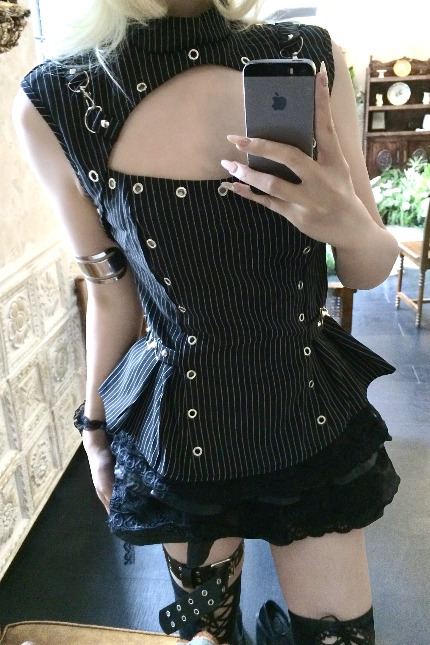 Gotisches gestreiftes ärmelloses Schnallen-Cut-out-Oberteil und Rock-Set