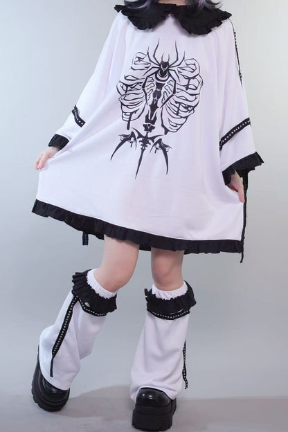 Langes Subkultur-T-Shirt mit Knochen- und Spinnenmotiv + Beinstulpen