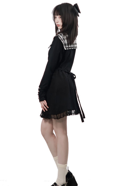 Langes schwarzes Plisseekleid mit kariertem Kragen